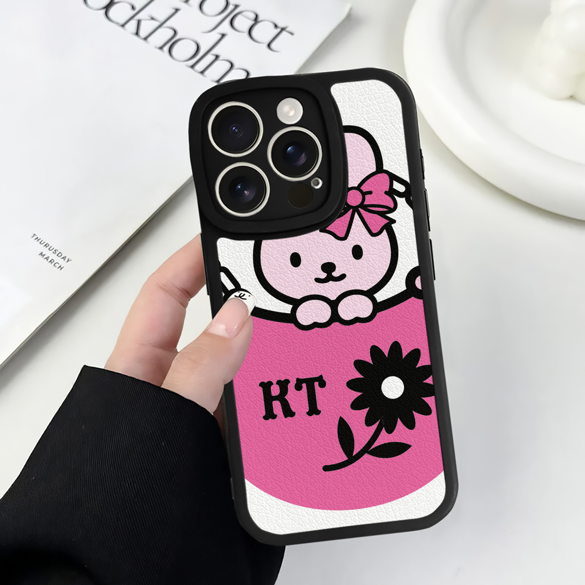 （画像用） Hello Kitty ハローキティ 【iPhone 16シリーズ対応】シリコンスマホケース（レザー調） 材質：シリコン